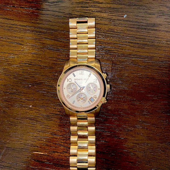 Michael Kors oversized rose gold watch - Picture 1 of 5
